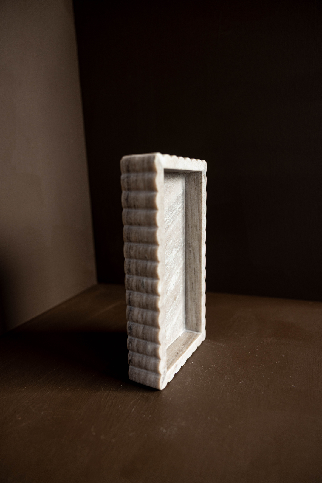 Scalloped Marble Fluted Bridge Tray Beige